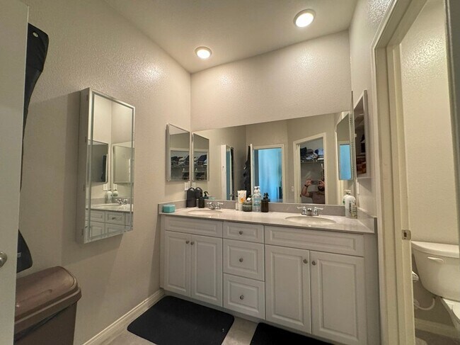 Building Photo - Beautiful Single Story House in New commun...