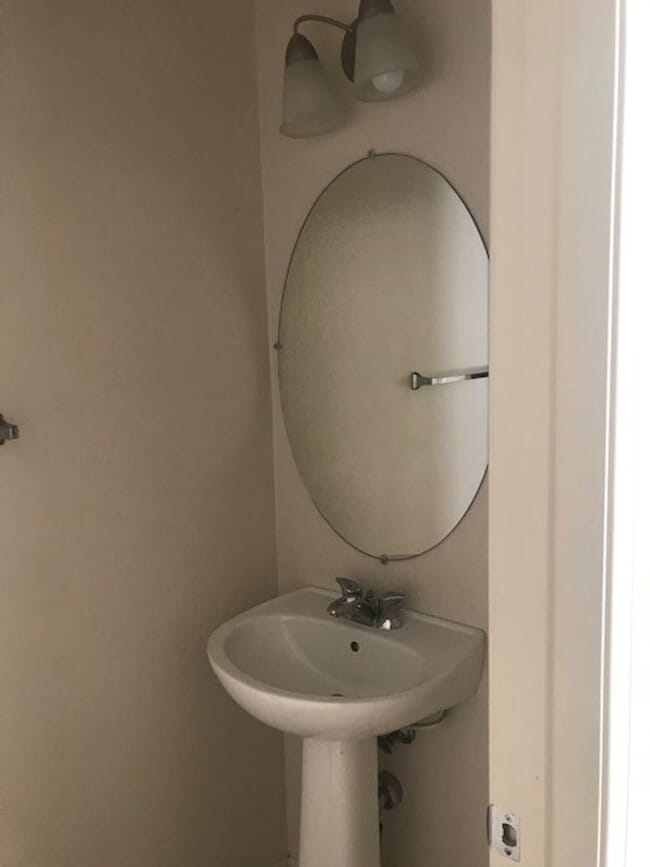 Building Photo - Lovely Townhome In The Spectrum Community For Lease