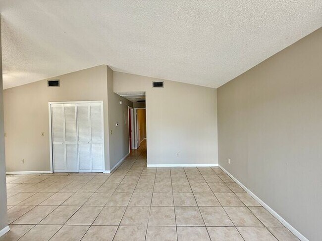 Building Photo - CUTE AFFORDABLE 2/2 DUPLEX off Michigan!
