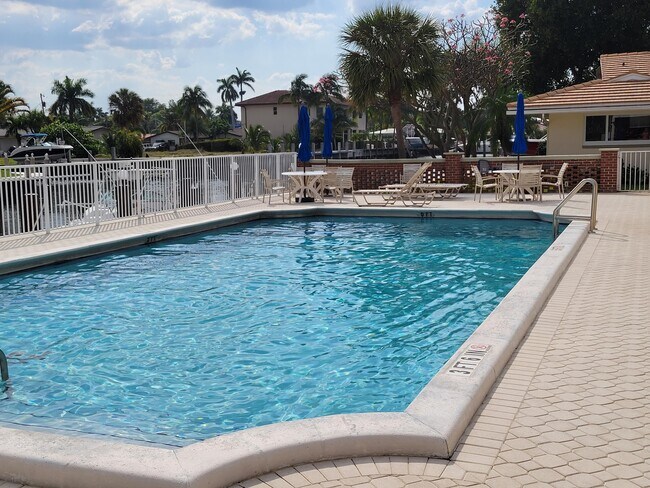 Building Photo - 1340 NE 28th Ave