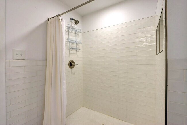 Building Photo - 306 E Victory Dr