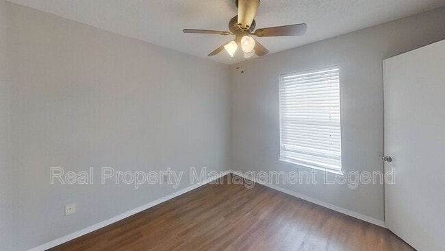 Building Photo - 701 S Valentine Dr