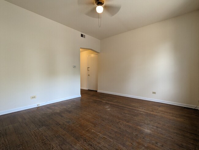 Building Photo - 3147 W Medill Ave