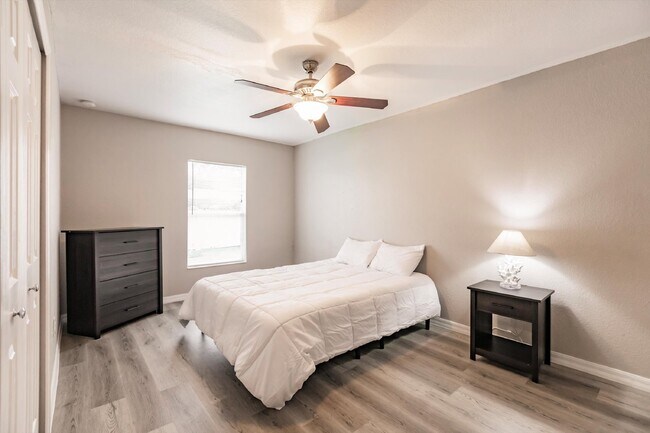 Building Photo - "Charming 3-Bedroom Home with 2 Full Baths and Spacious 2537 Sq Ft in North Port, FL!"