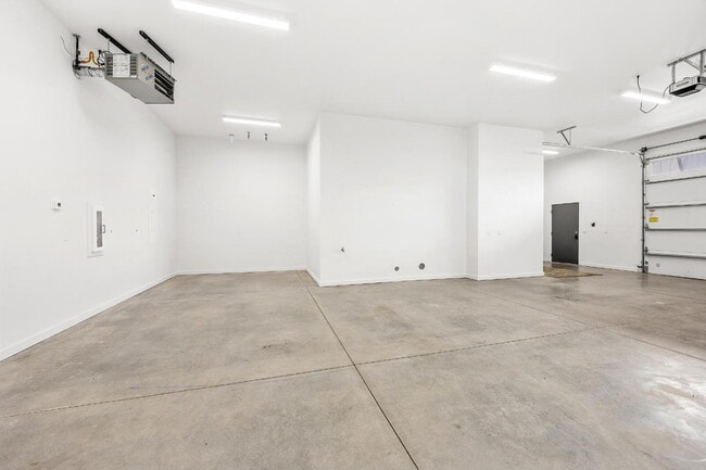 Building Photo - Modern 2-Bed Townhouse... Ideal for Professionals or Travelers