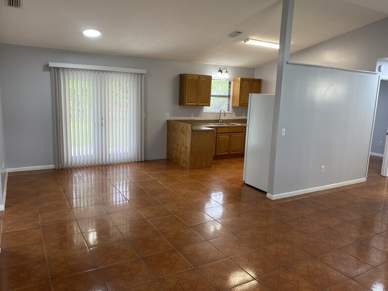 Building Photo - 38 Teak Run