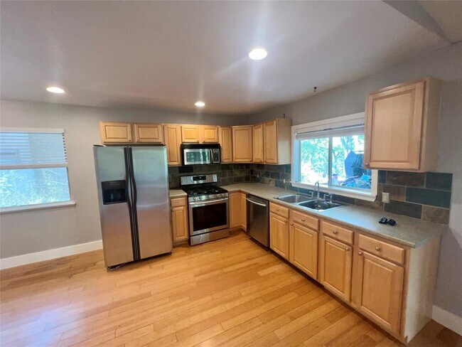 Building Photo - 3006 Lakeside Dr