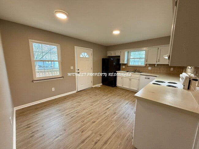 Building Photo - 2 Bedroom Duplex