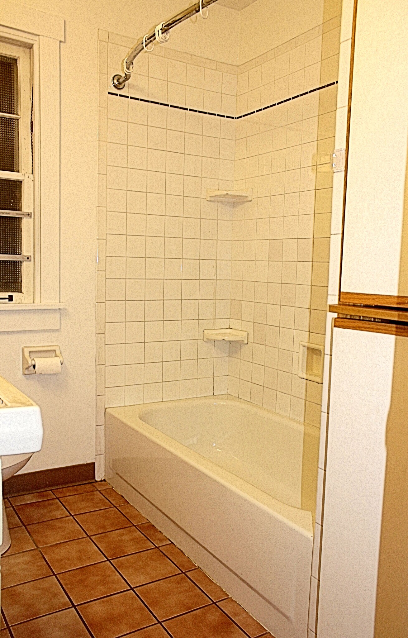 bath tiled tub - 5840 Alderson St
