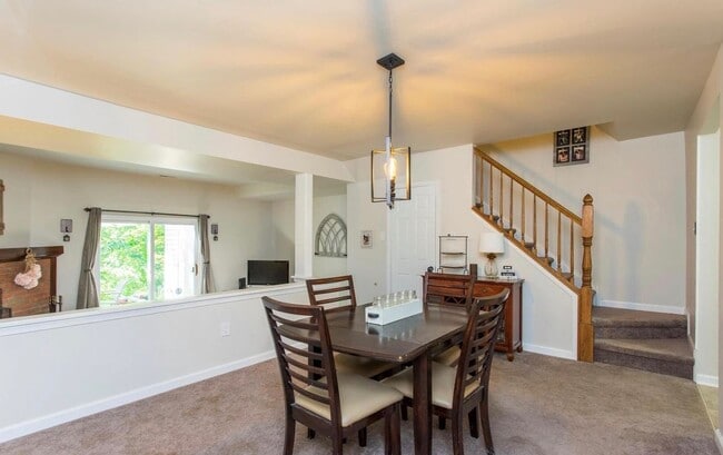 Building Photo - Beautiful updated 3-bedroom 1.5 bath townh...