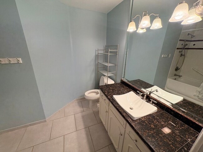 Building Photo - 901 Fair Oaks Ln