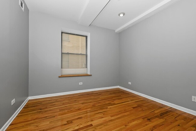Building Photo - Beautiful 2Bed/1Bath in South Shore!