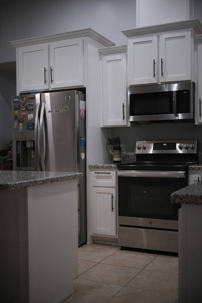 Building Photo - Comfortable 4BR/2BA Home with Yard & Parki...