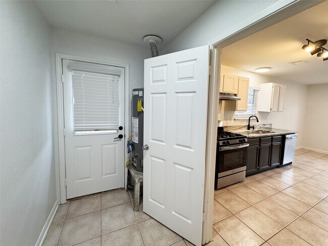 Building Photo - 918 Bolton Ct