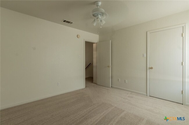 Building Photo - 102 E Robin Ln