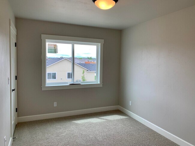 Building Photo - Beautiful Newer 4 Bedroom Home with A/C in Redmond!