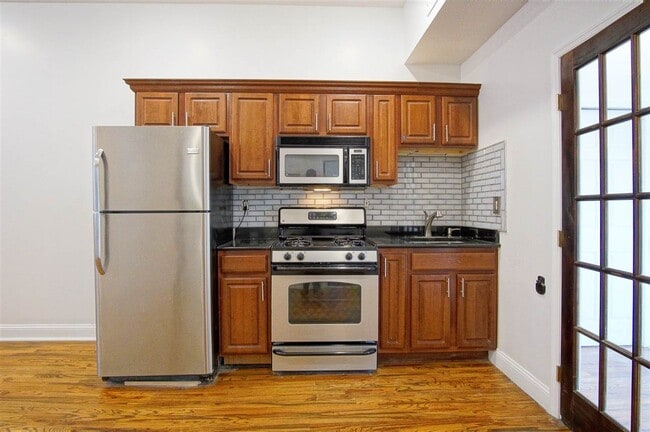 Building Photo - 356 Varick St