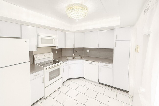 Building Photo - 1739 Embassy Dr