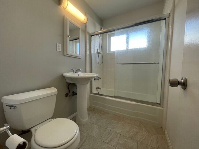 Building Photo - BEAUTIFULLY UPDATED 3 BEDROOM 2 BATH HOME ...