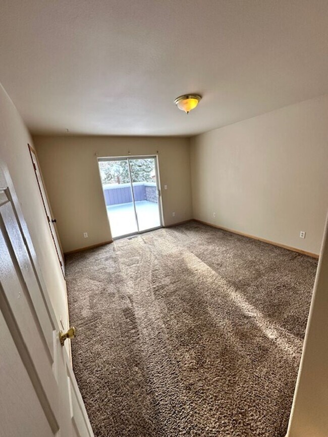 Building Photo - Large 3BR 2Bath Home with balcony availabl...