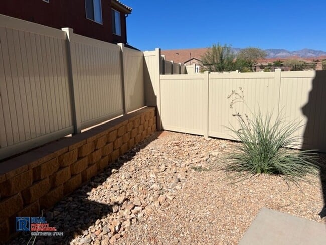 Building Photo - Sienna Hills Townhome
