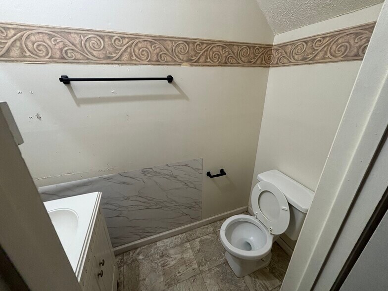 Building Photo - 256 N Berthe Ave