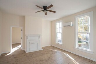 Building Photo - $400 Off First Month! LOCATION! Charming 1/1 Bed Bath Downtown!