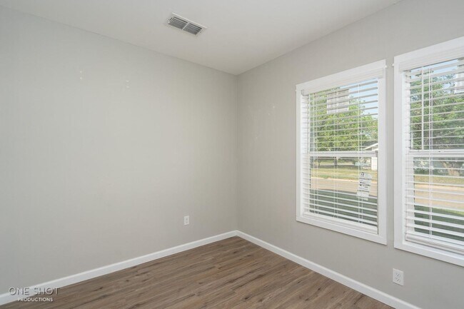 Building Photo - 2744 Russell Ave