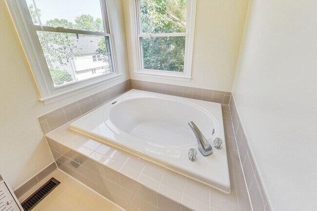 Building Photo - Cool on Cool Spring! Large SF 4 Bed + 2.5 BA