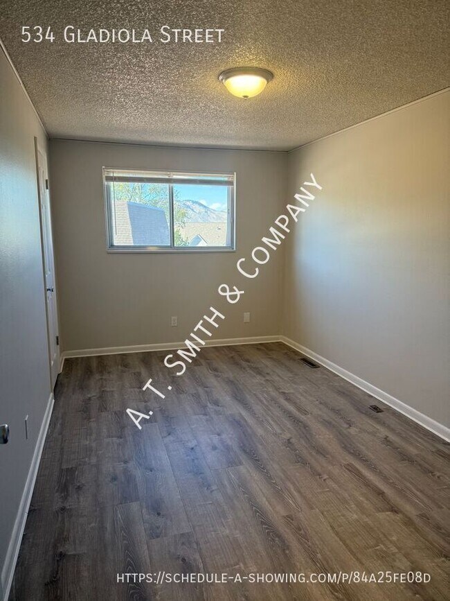 Building Photo - 534 Gladiola St
