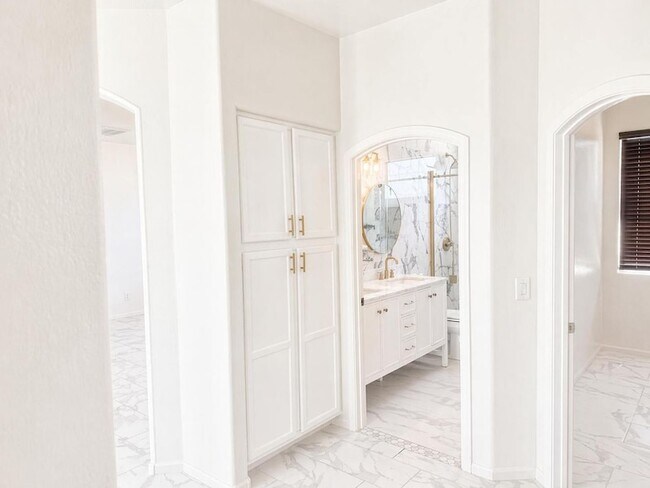 Building Photo - 8611 S 45th Glen