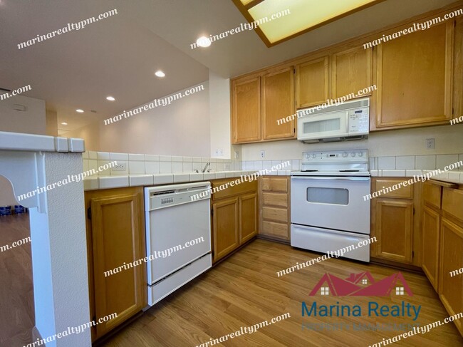 Building Photo - 2 Bedroom, 2 Bath Beautiful Townhouse Cond...