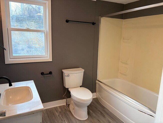 Building Photo - Cozy 2-Bedroom Home In a Peaceful Neighborhood!