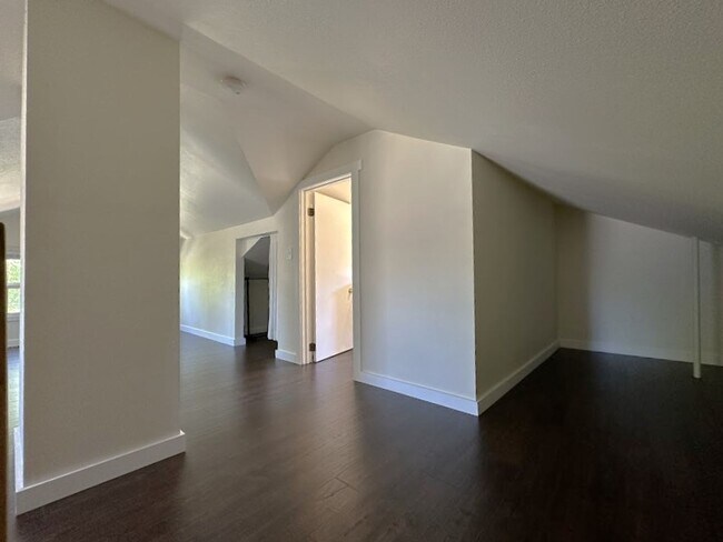 Building Photo - Gorgeous mature home with loads of charm o...
