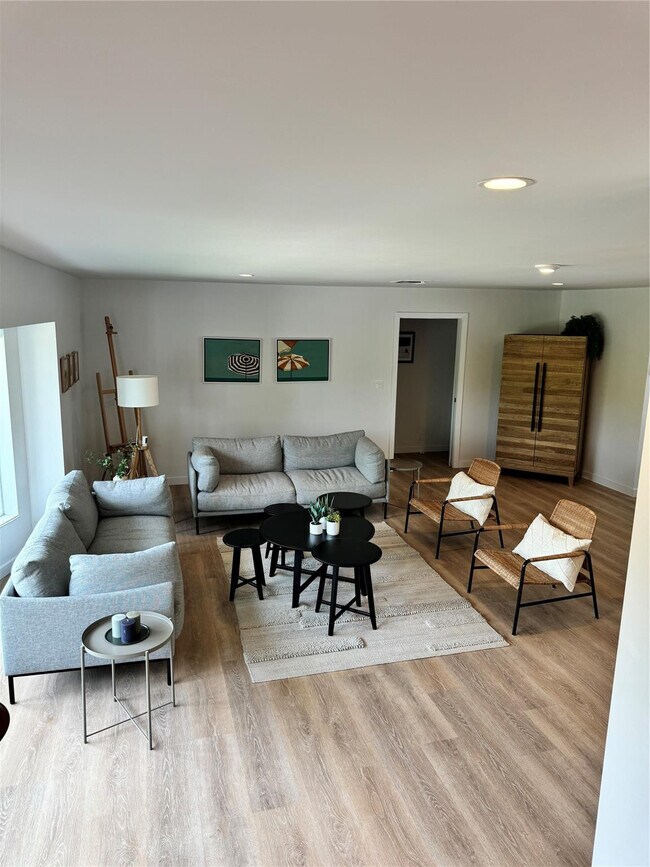 Building Photo - 2020 Coral Reef Dr