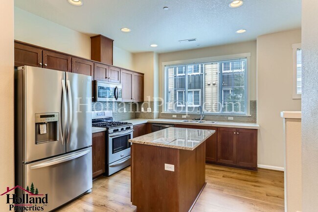 Building Photo - Spacious End-Unit Condo in Prime Beaverton...