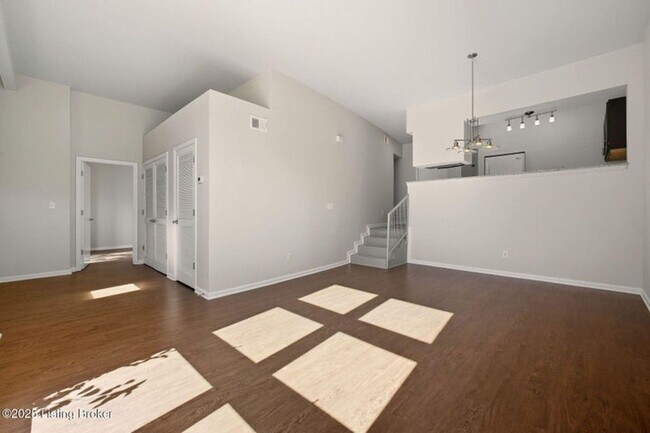 Building Photo - Updated Crescent hills Condo 2 bed/2 bath