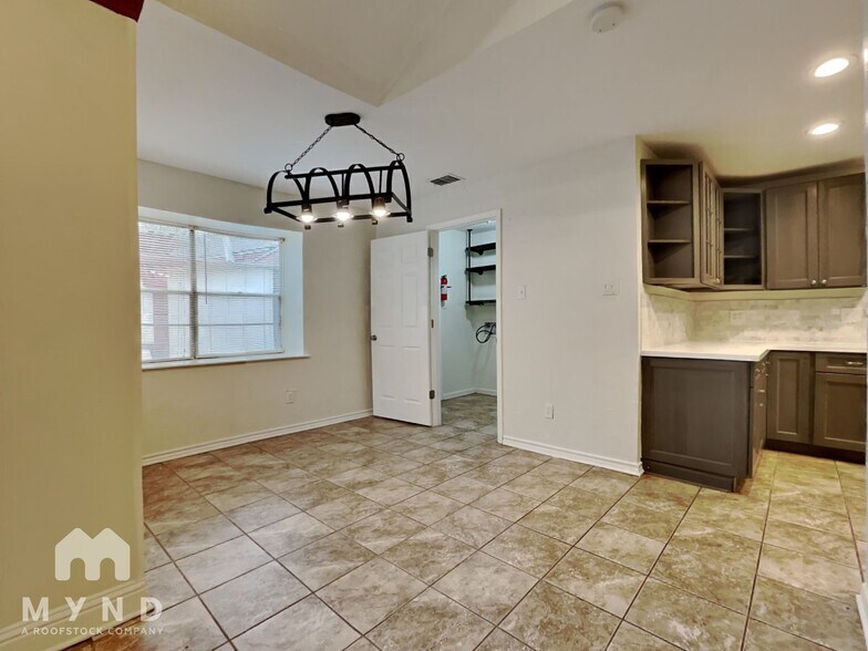 Building Photo - 4635 Deer Point Dr