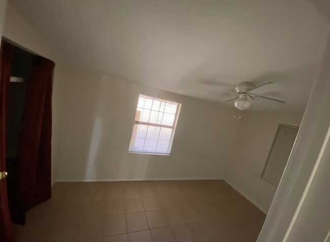 Building Photo - 106 E Vaughn Ave