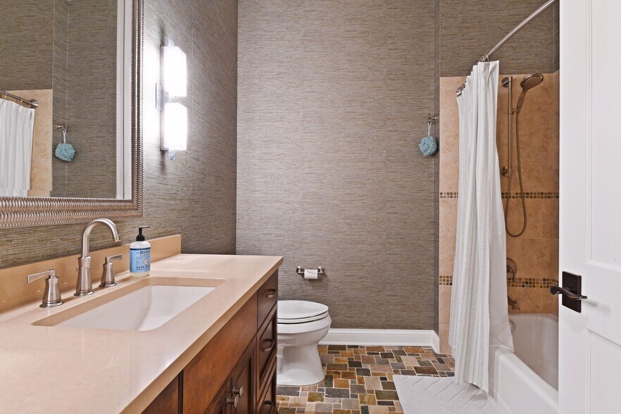 Full bath - 875 Lake St N