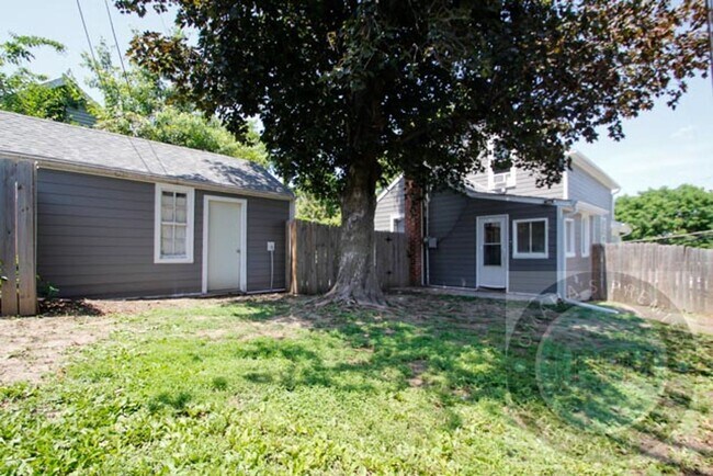 Building Photo - 2 Bed + an Office/ 1 Bath House by UNMC