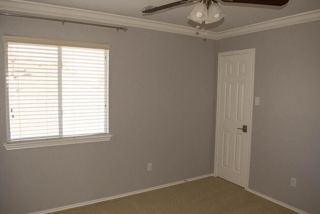 Building Photo - 1708 Darjeeling Dr
