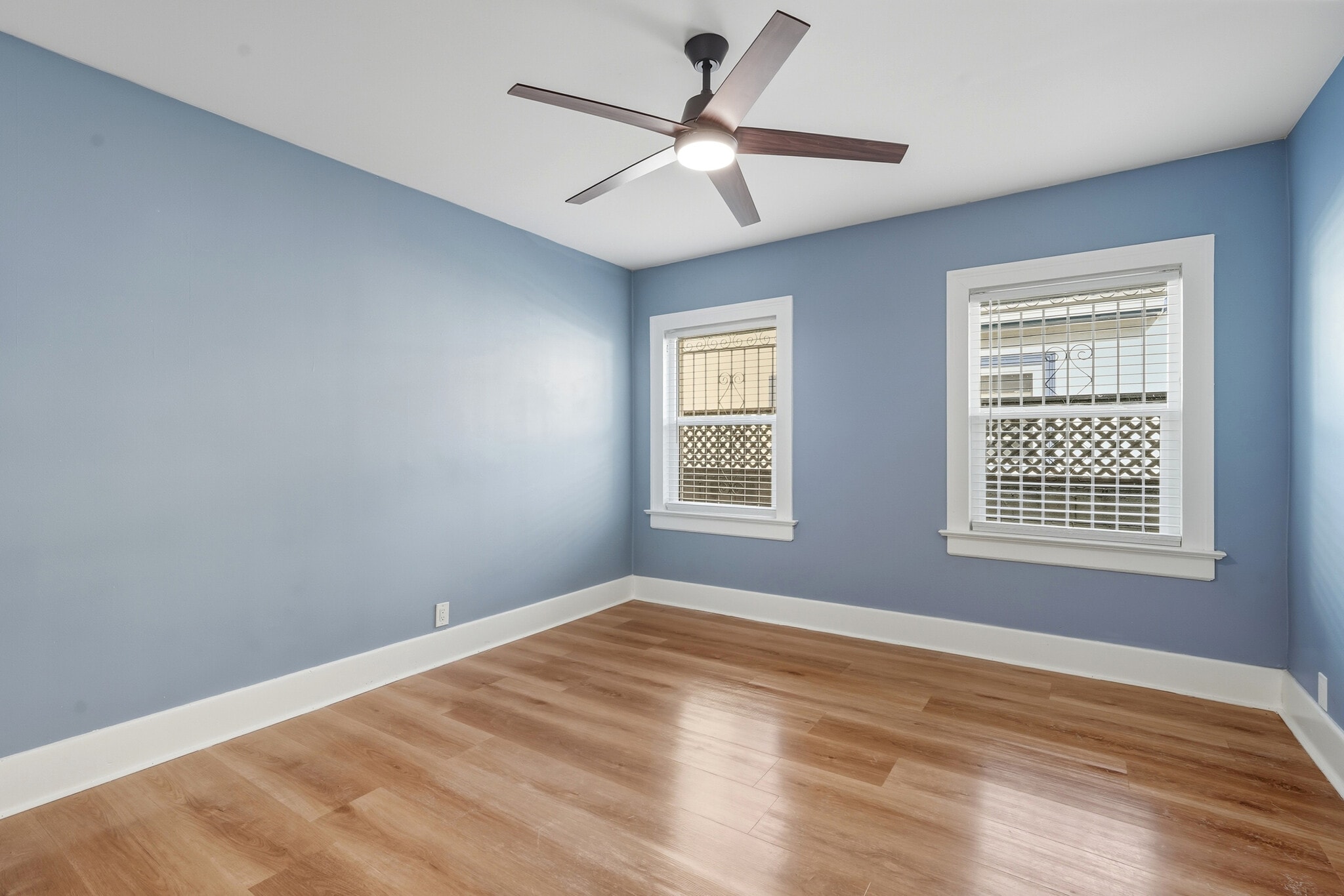 Building Photo - 1174 N Alexandria Ave