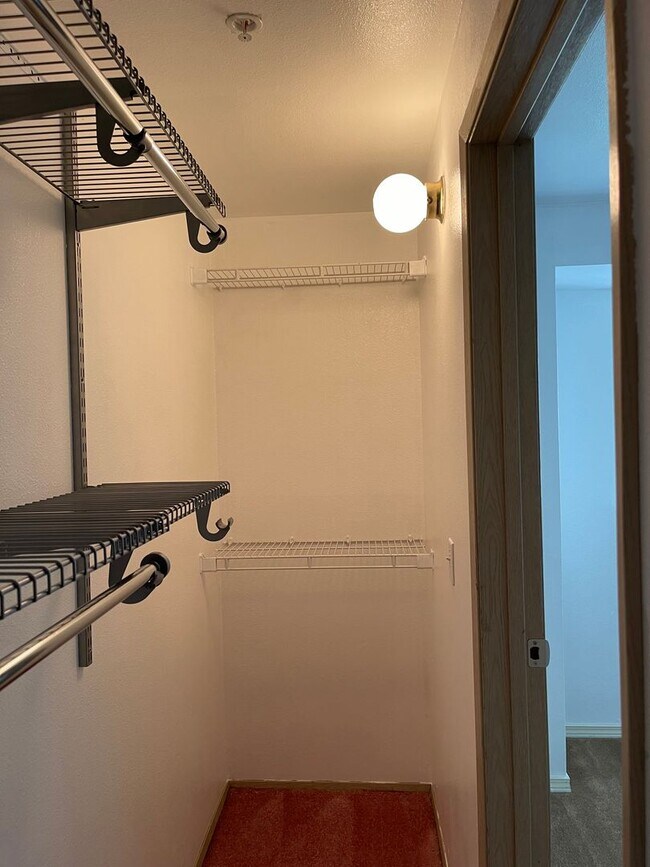 Building Photo - Exceptional, Top-Floor, Corner Renton Cond...