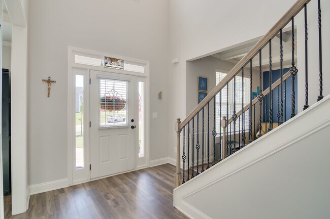 Building Photo - Available NOW MUST  see in McCoy's Creek