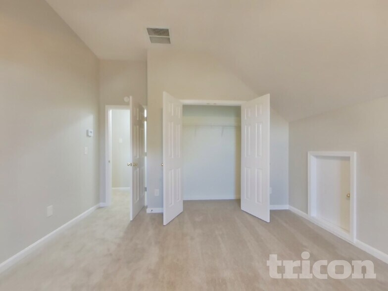 Building Photo - 1060 Middlebrooke Dr