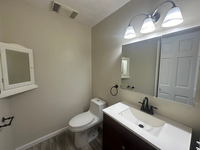 Building Photo - 2 Bed, 2.5 Bath Condo in Reno