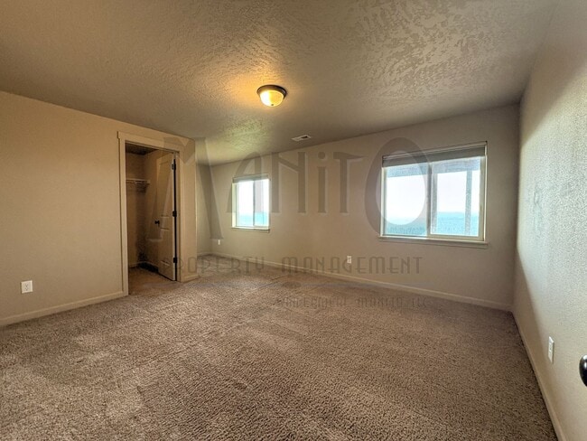 Building Photo - Spacious Home With Stunning Sunset Views