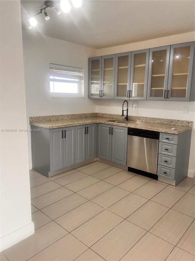 Building Photo - 1300 Lincoln Rd