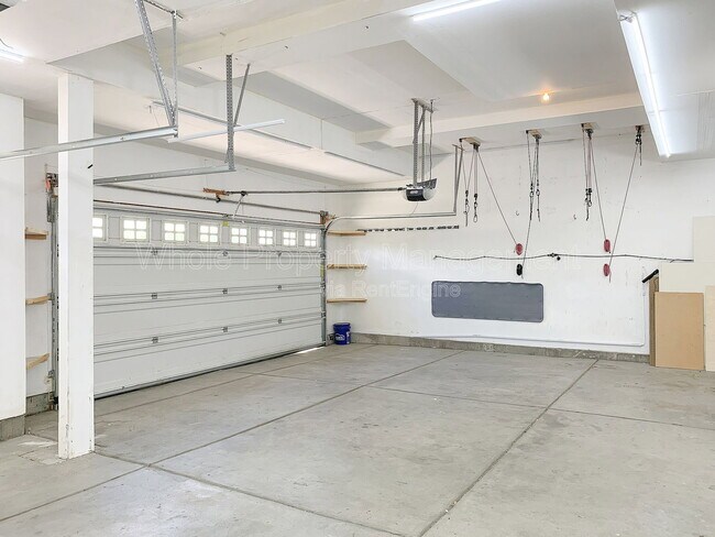 Building Photo - 15450 Carob Cir